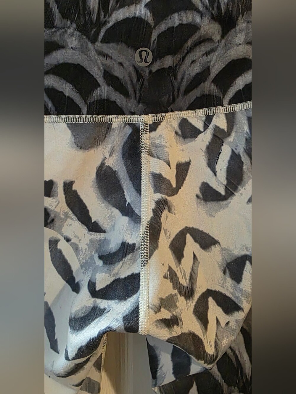 Lululemon Wunder Under Crop Angel Wing Black & Gray Size 6
